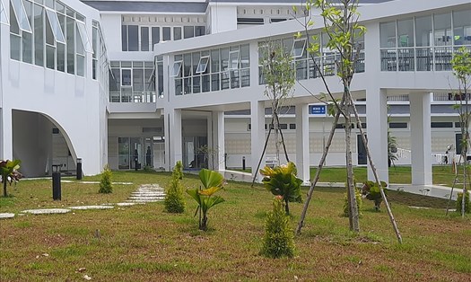 Hai người nước ngoài tiếp xúc gần với F0 tuy nhiên trở về nơi làm việc không khai báo y tế hiện đang được cách ly tại Trung tâm y tế huyện Bàu Bàng. Ảnh: Đình Trọng
