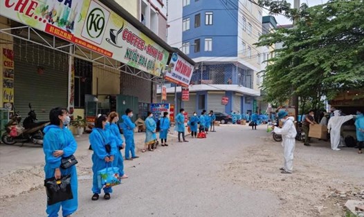 Bắc Giang di dời công nhân khỏi “điểm nóng” Núi Hiểu (xã Quang Châu) tới các khu cách ly tập trung. Ảnh: Bộ Y tế