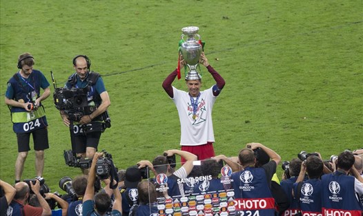 Cristiano Ronaldo có thể trở thành đội trưởng thứ hai được giơ cúp vô địch EURO 2 lần liên tiếp. Ảnh: AFP