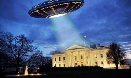 Ảnh minh họa UFO bay quanh Lầu Năm Góc Mỹ. Ảnh: AFP