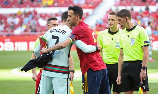 Cristiano Ronaldo và Sergio Busquets đã tiếp xúc gần trước trận giao hữu Tây Ban Nha - Bồ Đào Nha. Ảnh: AS