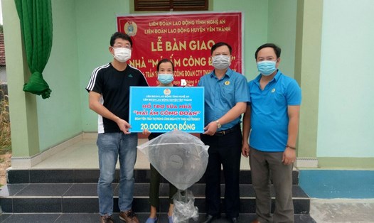 LĐLĐ huyện Yên Thành (Nghệ An) trao hỗ trợ 20 triệu đồng cho đoàn viên công đoàn có hoàn cảnh khó khăn để xây dựng nhà Mái ấm công đoàn. Ảnh: HĐ