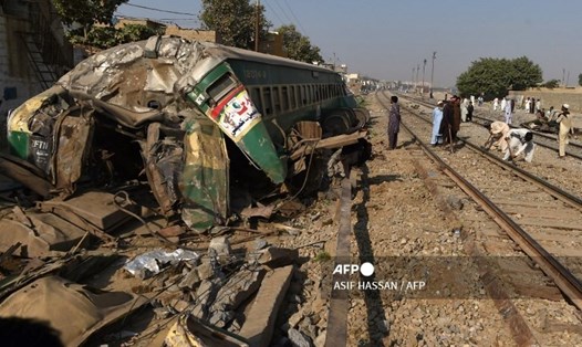 Hình minh họa một vụ va chạm 2 tàu hỏa tương tự ở Pakistan xảy ra năm 2016. Ảnh: AFP