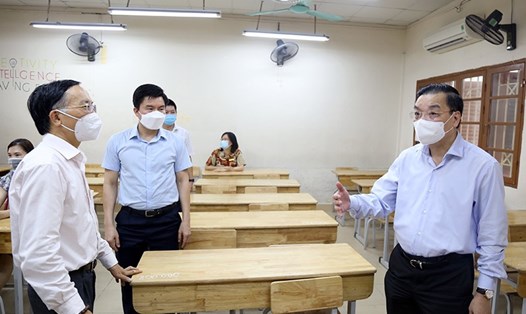 Chủ tịch UBND TP.Hà Nội Chu Ngọc Anh kiểm tra việc bố trí thí sinh trong phòng thi tại trường THPT Kim Liên. Ảnh: Trần Long