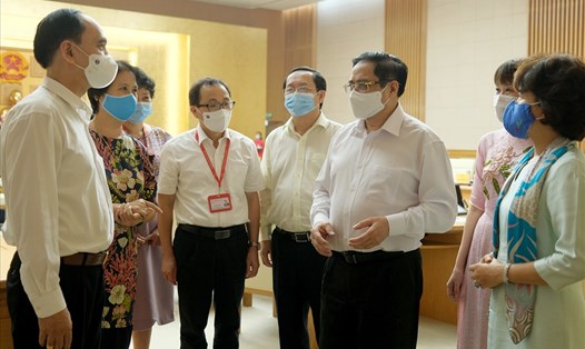 Thủ tướng Phạm Minh Chính trao đổi với các đại biểu tham dự cuộc làm việc. Ảnh: Quang Hiếu