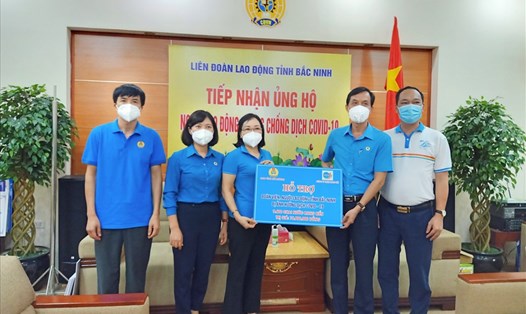Lãnh đạo LĐLĐ tỉnh Hải Dương và Công ty TNHH Long Hải tặng quà LĐLĐ tỉnh Bắc Ninh. Ảnh: DT