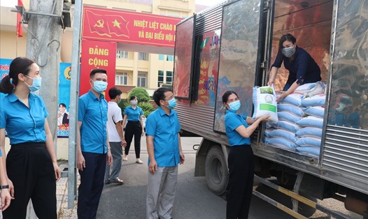 Chuyến xe chở quà hỗ trợ của Công đoàn tỉnh Vĩnh Phúc tới Công đoàn tỉnh Bắc Ninh. Ảnh: Việt Dũng
