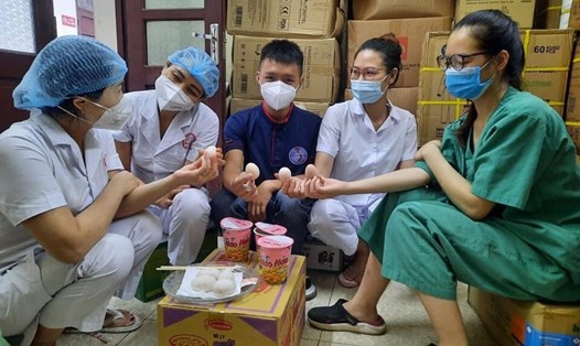 Giây phút nghỉ ngơi hiếm hoi của anh Trí với cán bộ, y bác sĩ trong tâm dịch Bắc Giang. Ảnh: NVCC.