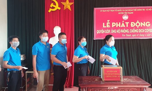 Cán bộ, đoàn viên công đoàn huyện Yên Thành (Nghệ An) quyên góp ủng hộ Quỹ phòng chống COVID-19. Ảnh: ĐH