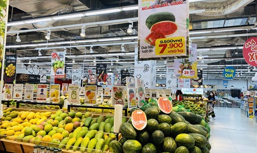 Các siêu thị, trung tâm thương mại cũng đầy mạnh thu mua, tiêu thụ nông sản hỗ trợ nông dân. Ảnh: Thanh Tân