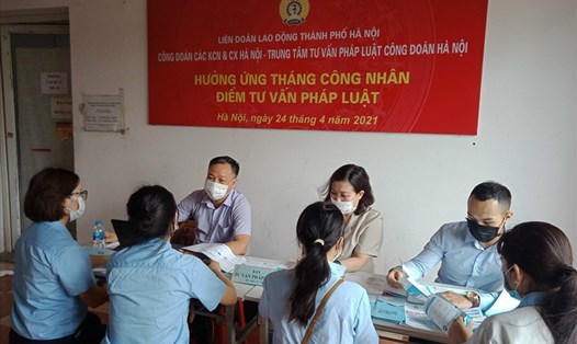Công đoàn Hà Nội tổ chức tư vấn pháp luật miễn phí cho người lao động nhân Tháng Công nhân 2021. Ảnh: Ngọc Ánh