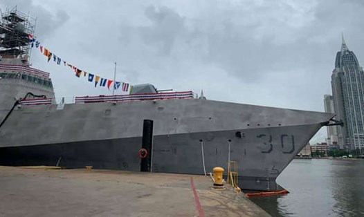 Chiếc tàu chiến USS Canberra của Hải quân Mỹ tại thành phố Mobile, tiểu bang Alabama hôm 5.6. Ảnh: The United States Navy