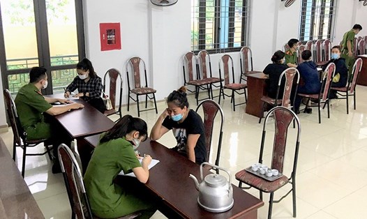 Công an TP.Tuyên Quang lập biên bản đối với chủ cơ sở kinh doanh và các cá nhân tụ tập đông người tại cơ sở kinh doanh Bolero Cafe. Ảnh: Thu Hương.