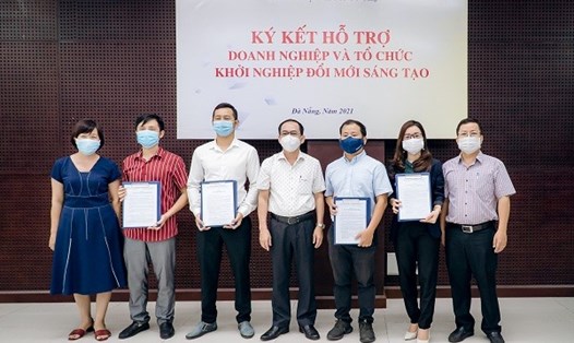 Sở Khoa học và Công nghệ TP.Đà Nẵng ký kết hợp đồng hỗ trợ các doanh nghiệp. Ảnh: Lê Thục