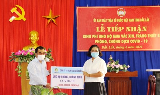 Đại diện Uỷ ban MTTQ Việt Nam tỉnh Đắk Lắk nhận tiền ủng hộ của một doanh nghiệp trên địa bàn. Ảnh: T.X