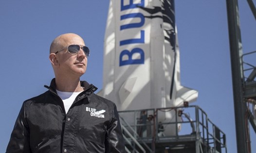 Jeff Bezos sắp bay vào vũ trụ trên tàu của Blue Origin ít lâu sau khi rời cương vị ở Amazon. Ảnh: AFP