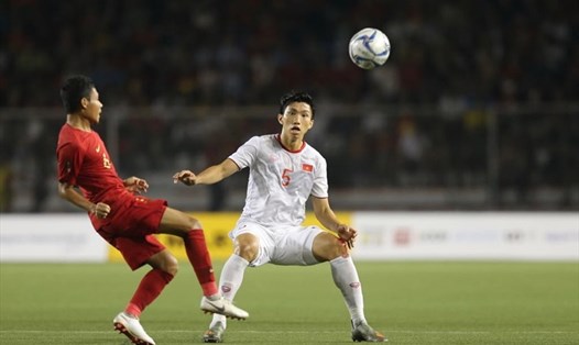 Đoàn Văn Hậu và Evan Dimas đối đầu ở chung kết SEA Games 30. Ảnh: D.P