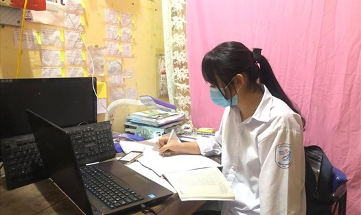 Học sinh trường THPT Yên Dũng 3 (Bắc Giang) học trực tuyến tại nhà. Ảnh: Thiều Trang