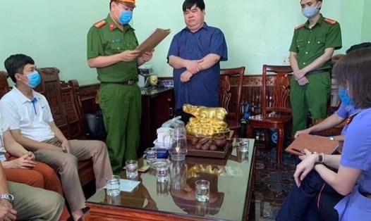 Cơ quan Cảnh sát điều tra Công an tỉnh Ninh Bình khám xét nơi ở của Nguyễn Đức Hậu (Giám đốc công ty TNHH MTV Thương mại Linh Nhung) vì liên quan đến việc mua bán trái phép hóa đơn. Ảnh: NT