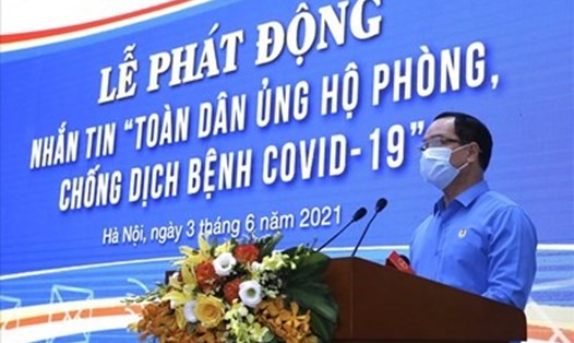Chủ tịch Tổng LĐLĐVN Nguyễn Đình Khang phát biểu tại lễ phát động nhắn tin "toàn dân ủng hộ phòng, chống dịch bệnh COVID-19". Ảnh: TLĐ