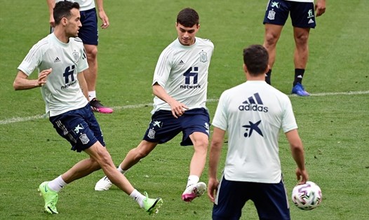 Sergio Busquets (trái) có thể sẽ phải rút khỏi đội tuyển Tây Ban Nha. Ảnh: AFP