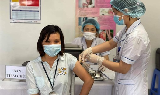 Tiêm vaccine COVID-19 cho công nhân Khu Công nghiệp Quế Võ (TP.Bắc Ninh). Ảnh: TTXVN