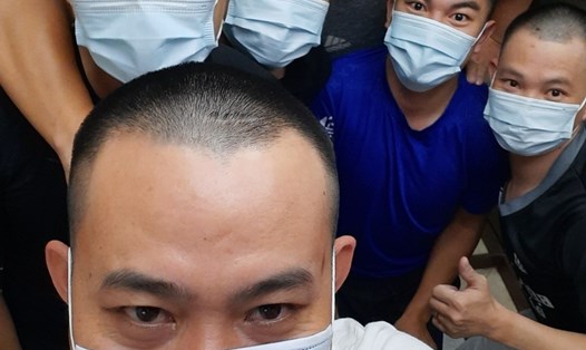Các y bác sĩ Bệnh viện C Đà Nẵng chi viện cho tỉnh Bắc Giang chống dịch COVID-19 đồng loạt “xuống tóc”. 
Ảnh: NVCC