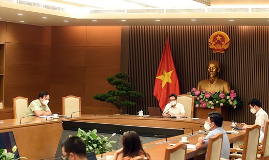 Toàn cảnh cuộc họp trực tuyến của Phó Thủ tướng Vũ Đức Đam với lãnh đạo hai tỉnh Bắc Ninh, Bắc Giang, chiều 7.6. Ảnh: Đình Nam