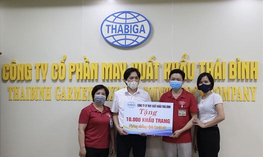 Ban chấp hành Công đoàn Công ty cổ phần may xuất khẩu Thái Bình tặng 10.000 khẩu trang cho CNLĐ tỉnh Bắc Giang. Ảnh Bá Mạnh