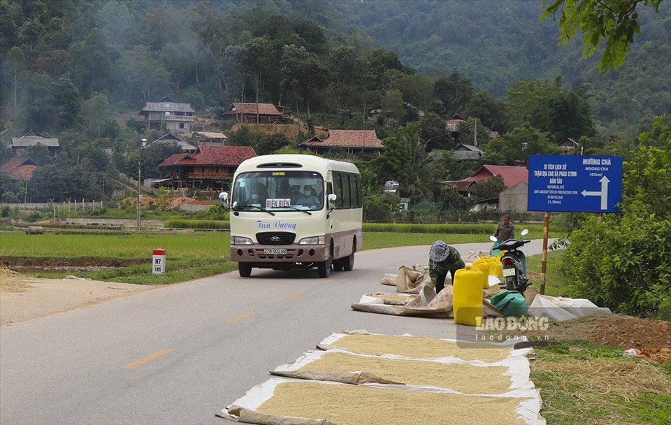 Tình trạng ngang nhiên biến quốc lộ thành sân phơi nông sản đang diễn ra ở nhiều nơi trên địa bàn tỉnh Điện Biên: Ảnh: Văn Thành Chương