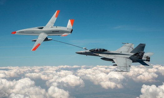 Máy bay không người lái MQ-25 T1 của Boeing tiếp nhiên liệu cho F/A-18 Super Hornet của Hải quân Mỹ, ngày 4.6.2021. Ảnh: Boeing