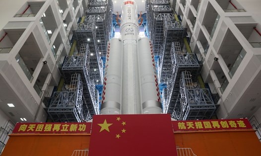 Module lõi của trạm vũ trụ Trung Quốc và tên lửa Trường Chinh 5B Y2 tại bãi phóng tàu vũ trụ Văn Xương, Hải Nam, ngày 23.4.2021. Ảnh: Xinhua