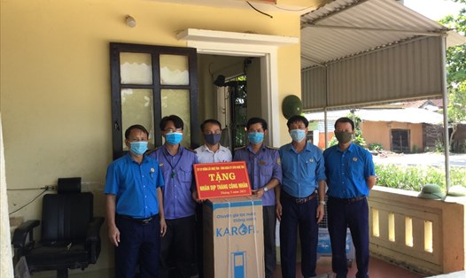 Công đoàn Cty cổ phần Đường sắt Hà Tĩnh tặng máy lọc nước chắn 381 cung Chu Lễ . Ảnh: CĐCT