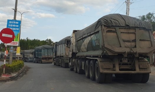 Lưu lượng xe ôtô tải lưu thông qua Cửa khẩu Quốc tế Lao Bảo tăng cao gây nên tình trạng quá tải trên Quốc lộ 9. Ảnh: Hưng Thơ.