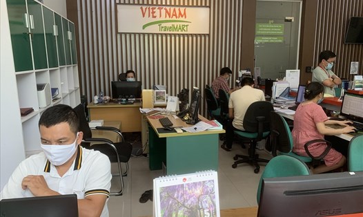 Người lao động ngành du lịch Đà Nẵng vẫn chưa biết điều kiện để được vay 100 triệu đồng hỗ trợ theo chủ trương của thành phố. Ảnh: Tường Minh