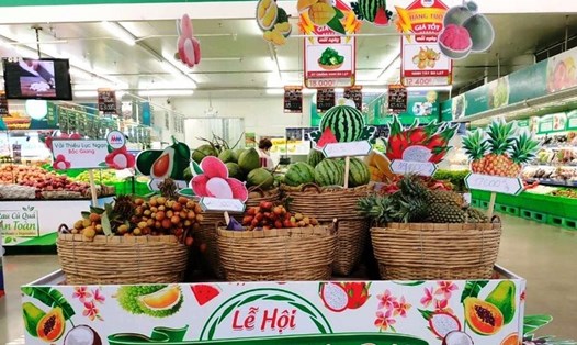 Nhiều loại nông sản, trái cây đặc sản bày bán bắt mắt tại các siêu thị. Ảnh: Nguyễn Hưng