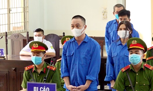 Bị can Út bị tuyên phạt 9 năm tù vì tội tổ chức cbo người Trung Quốc xuất cảnh trái phép. Ảnh: VT