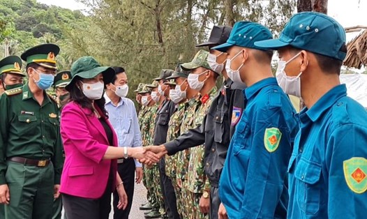 Phó Chủ tịch nước Võ Thị Ánh Xuân thăm các chốt phòng, chống dịch ở tuyến biên giới tỉnh Kiên Giang. Ảnh: PV