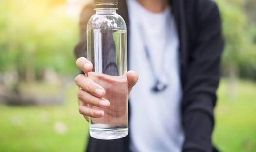 Uống nước trước khi ăn sáng có tác dụng cho việc giảm mỡ bụng. Ảnh: AFP
