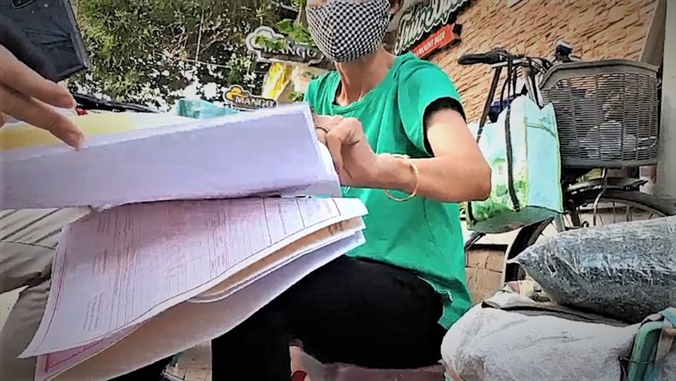 Những tờ hóa đơn đỏ được mua bán ngang nhiên tại khu vực ngã ba đường Trần Hưng Đạo - Lê Duẩn.