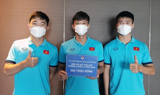 Đội tuyển Việt Nam Việt Nam ủng hộ 300 triệu đồng vào Quỹ vaccine phòng, chống COVID-19. Ảnh: VFF