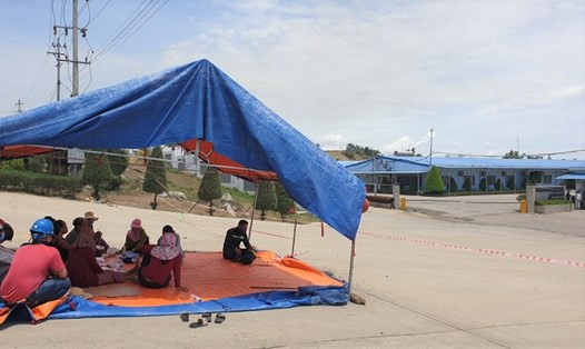 Dân lại dựng lều chặn xe trước cổng nhà máy thép Hòa Phát -Dung Quất. Ảnh: Thanh Chung