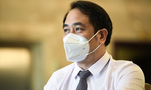 Bác sĩ Nguyễn Trung Cấp trao đổi về việc áp dụng điều trị bệnh nhân COVID-19 tại nhà. Ảnh: Bộ Y tế