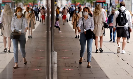 Người đi bộ trên phố Oxford ở trung tâm London, Anh, ngày 6.6.Nguồn: AFP