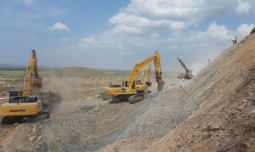Khai thác mỏ đất đắp nền cao tốc Bắc - Nam đoạn Phan Thiết - Dầu Giây. Ảnh: ĐT