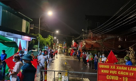 Người dân xã Xuân Lâm đổ ra đường mừng dỡ phong toả, tối 8.6. Ảnh: CTV.