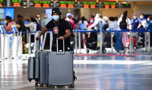 Một hành khách tại sân bay ở Mỹ. Ảnh: AFP