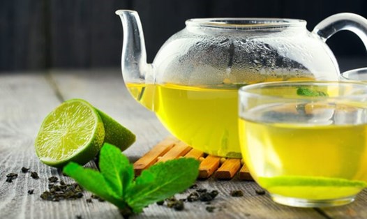 Uống trà xanh với chanh có những lợi ích về sức khỏe. Ảnh: AFP.