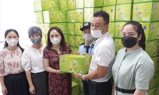Công đoàn Dầu khí Việt Nam cấp phát hơn 1.000 chai nước khoáng chanh muối. Ảnh: CĐN