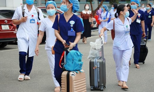 52 cán bộ y tế - chiến sĩ áo trắng Nghệ An tình nguyện xung phong vào giúp Hà Tĩnh chống dịch COVID-19. Ảnh TH